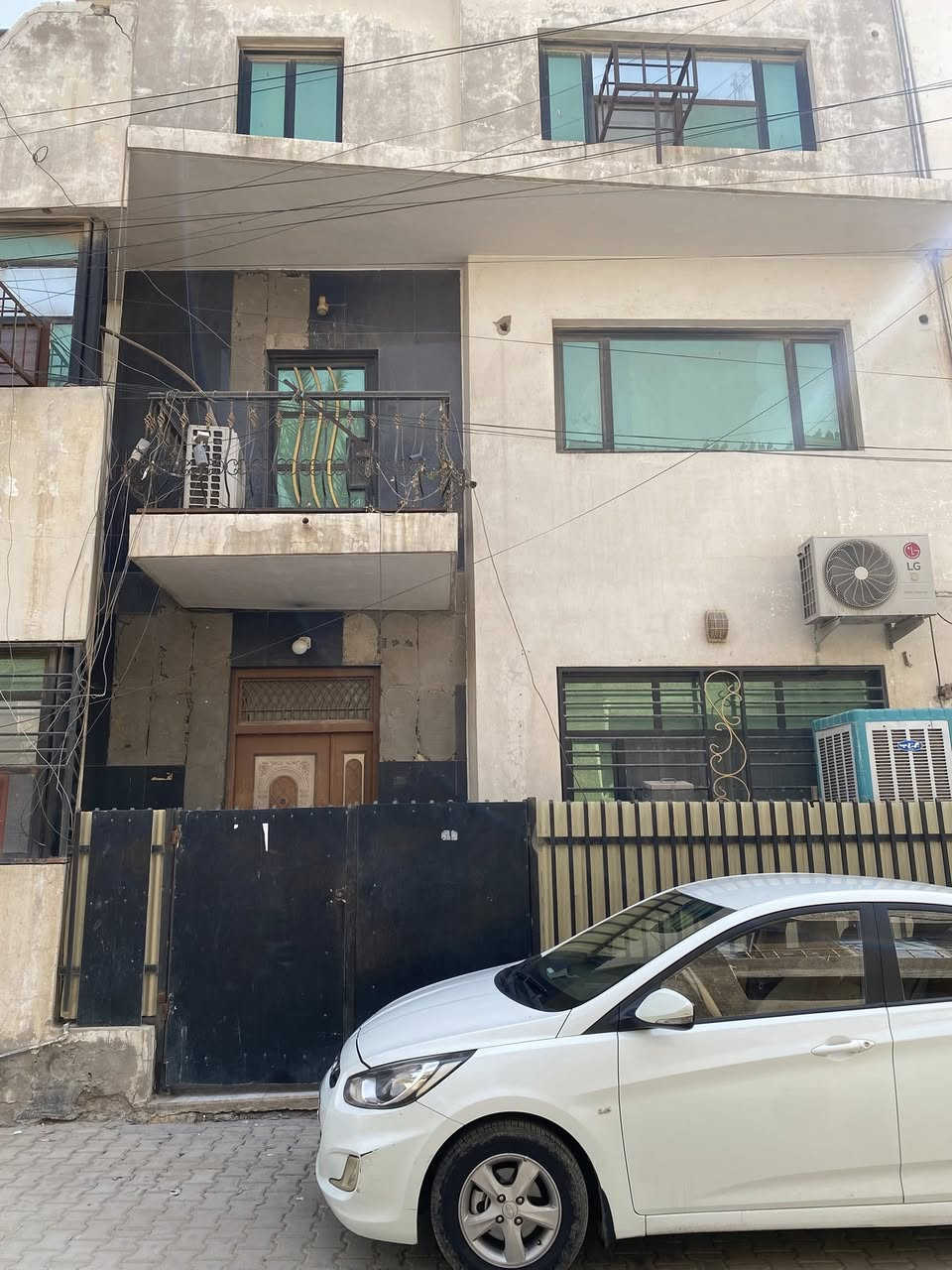 بيت للبيع في الغدير محلة 706 ثلاث طوابق( هول ومطبخ وثلاث غرف نوم غرفتين سويت وثلاث حمامات) للاستفسار ***********
