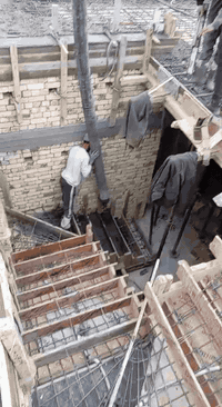 السلام عليكم اخوان نجار أبو قالب جاهز لجميع اعمال النجاره والتسليح والصب عمل او كرسته وعمل شغل حسب التفاق موقعي بصرة كرمت علي ***********
