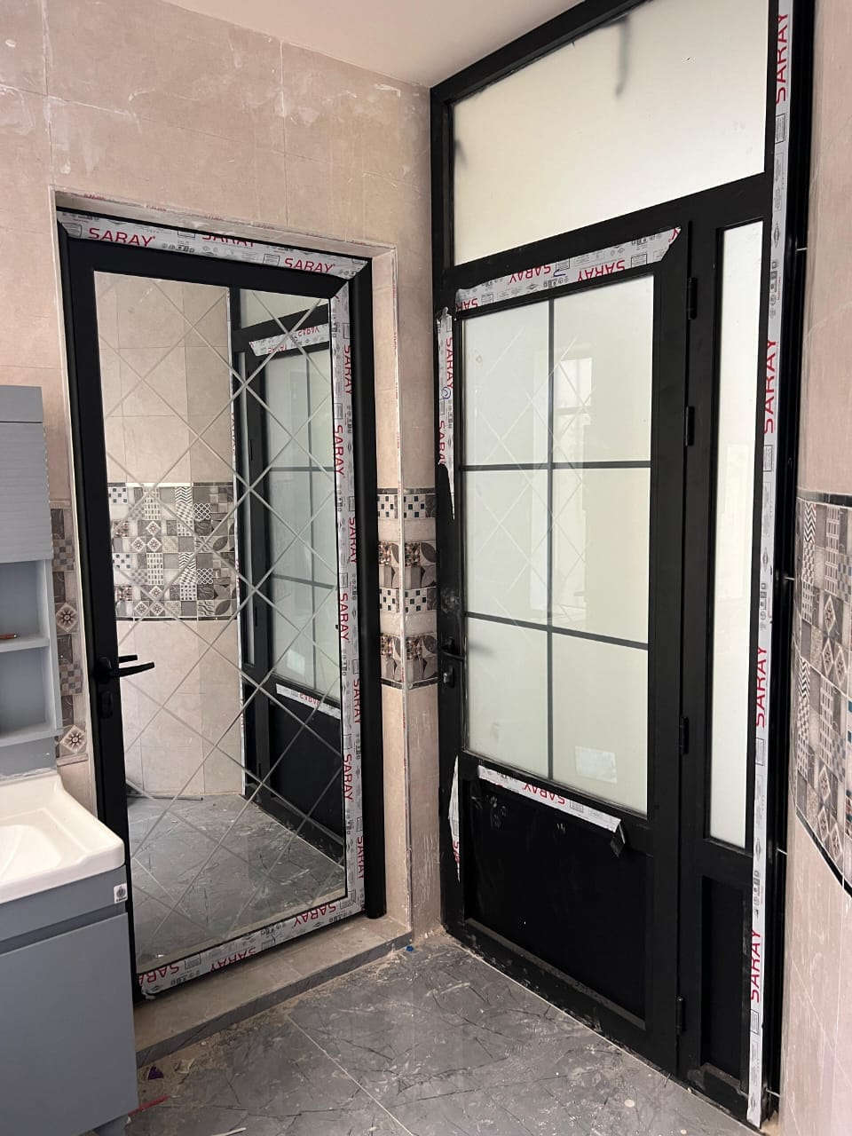 ✨ **تشكيلة جديدة من الشبابيك والأبواب!** ✨

نقدم لكم شباك الألمنيوم المتطور بأفضل جودة وأسعار منافسة:

🔹 **شباك الألمنيوم سلايت 3 خطوط بسمك 7.5 سم**  
- تصميم عصري يضمن تهوية مثالية ومنظر أنيق. **سعر المتر 50 دولار**

🔹 **شباك الألمنيوم 9.5 سم 3 خطوط مع مانع ذباب**  
- يحافظ على الأجواء الداخلية مريحة وخالية من الحشرات. **سعر المتر 60 دولار**

🔸 **أبواب بلاستيك PVC من ماركة سن بن التركية**  
- جميع الألوان متوفرة وبمواد عالية الجودة.  
- أسعار مناسبة تناسب جميع الميزانيات.

🌟 **لا تفوتوا الفرصة للحصول على هذه المنتجات المميزة!** 🌟

📍 **للمزيد من المعلومات والأسعار، يرجى الاتصال بنا أو زيارة معملنا في الموصل.**
📞 ☎️ WhatsApp: +9647739784862
📞 ☎️ WhatsApp: +9647511260102
نحن في انتظاركم! 💬
