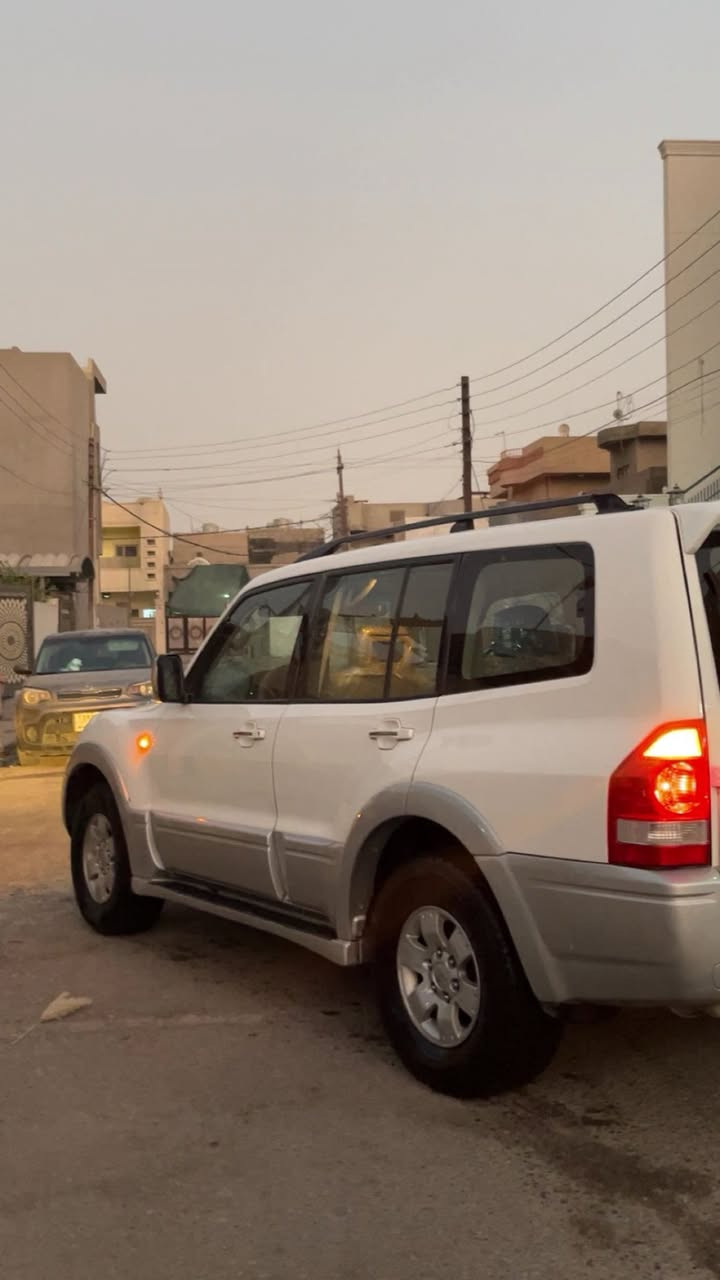 سلام عليكم مستيبوشي باجيرو 2006 رقم دهوك شرط تحويل وكاله بسمي سياره بدون ضربه فقط 3 قطع صبغ  سياره كير محرك تبريد مركزي كله شرط سياره خير من الله يرهم بيع ويرهم أمراوس  سعر مناسب اتصل وتدلل *********** مع تحياتي للجميع 🫡
