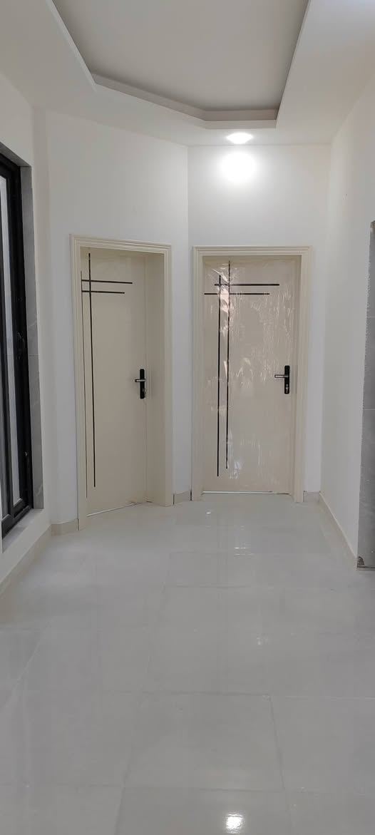 بيت للبيع محافظة المثنى مجمع البيادر
مجاور حي النفط 
((بناء شخصي )) 
درجة أولى فول الفول
تم إكمال  مرحله البناء سنه 2026
مساحه 200 م
ملاحظة(( بيع نقد او على المبادره من لديه حجز مسبق)) 
ملاحظة ((  حر غير مطلوب و غير مسكون ))

يحتوي الطابق الأرضي غرف عدد اثنين نضام سويت وصاله كبيره ومطبخ حار وبارد وستقبال
والطابق الثاني غرفه واحده

للاستفسار الاتصال على الرقم *********** او مراجعة مكتب المدائن للعقار
عنوان المكتب محافظة المثنى حي العسكري قرب جامع الإمام علي ع
