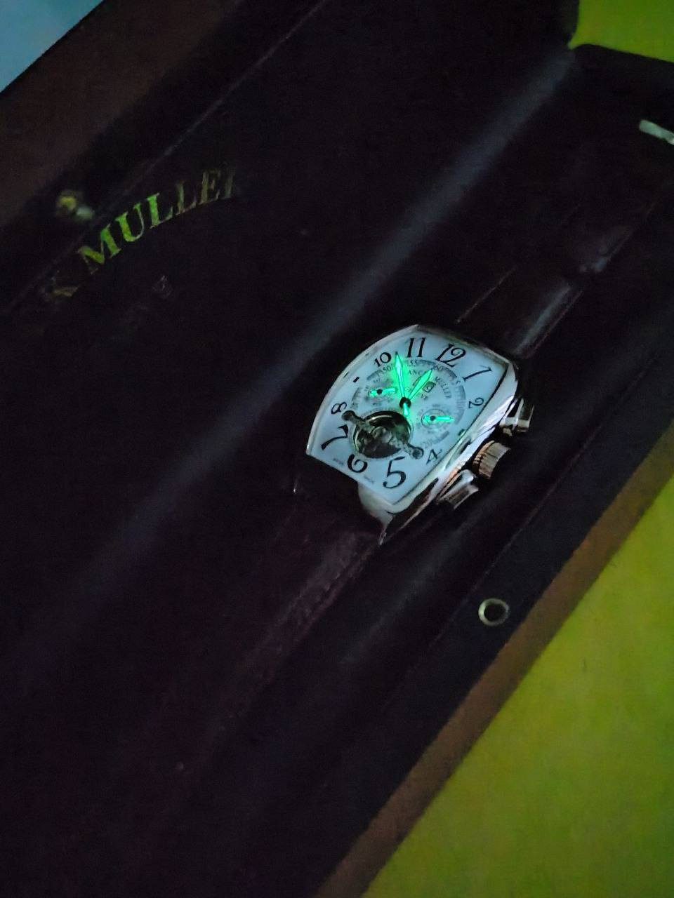 السلام عليكم 
قطعه واحده فقط
فرانك ملر اوتوماتيك وتكويك 
السعر 135 الف مع العلبه الاصليه وشهاده الضمان والتوصيل مجاني 
مختم بالسير وبالظهر وبالقفل  تختيم 
طلاء ثابت 
سناتر شغاله جميعها 
ضمان سنه على المكينه والطلاء 
ظهر براغي مختم 
مينا قلب مفتوح 
للحجز خاص او واتساب ***********
