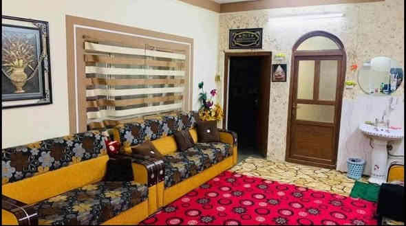 دار للبيع في حي الخضراء  ً فقط يحتاج صبغ فقط  
- ((طابو )) صرفف صرف  
 
ركن شارع عريض  - مجاور دائره الرعايه الاجتماعيه  
قريب على 5 مدارس  وجامع 4 مولات  وروضه وملاعب ثنين وطريق المطار + طريق المعارض  
 
قاطين * مساحته 200 متر الطابو + 100 متر حديقه فضلى ) 
الطابق الاول  كراج كبير  
مطبخ فول سيراميك  جديد وسقف ثانوي جديد 
غرف جدد مصبوغه مع ديكورات بالصبغ ❤️ 
هول كبير  
غرف نوم عدد 2  
حمام وتواليت كاشي فول  
وحديقه خارجيه + كراج كبير لسيارتين  
 
يحتوي على كراجين للسيارات كل كراج يتسع سيارتين 
الطابق الثاني قسمين  - بناء جديد ناقصه صبغ 
#قسم يحتوي على مطبخ كبير وغرفه نوم + استقبال + حمام وتواليت وهول  - وبلكونه  الارضيه فول سيراميك   
 
#قسم الثاني يحتوي على غرفه استقبال كبيره + هول + حمام وتواليت وبلكونه عدد 2  / بس ناقصه شبابيك وبياض وكاشي كهرباء واصله هم  
 
*********** صاحب الدار  
السعر خاص لطفآ ♥️
