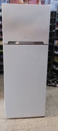 ثلاجه فستل حجم كبير  بدلت ماطوره  والمصلح ما ضبط تصليحه غ الاغلب بيه ن...