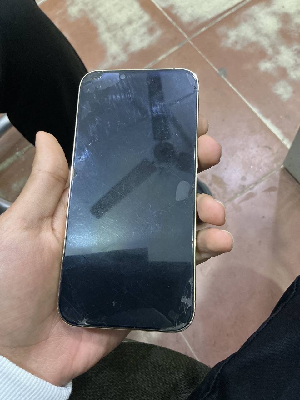 ‏سلام عليكم ايفون 13 برو فقط نموذج M امريكي نضيف ما مبدل اي شي البطارية 78 الذاكرة 128GB