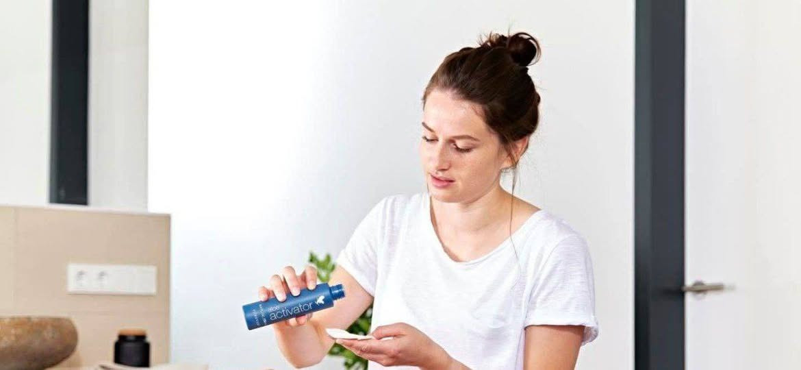 Forever Aloe Activator (ألو أكتيفور 
🌿 الوصف:
محلول لطيف وسريع الامتصاص يحتوي على أكثر من 98% من جل الألوفيرا النقي المستخلص من أوراق نبات الصبار، مع مكونات مرطبة ومنعّمة للبشرة.
🌼 الفوائد الرئيسية:
يرطب البشرة بعمق ويمنحها ملمسًا ناعمًا ونضارة فورية.
يهدئ تهيّجات البشرة بفضل خصائص الألوفيرا المهدئة والمضادة للالتهابات.
يساعد في تجديد خلايا البشرة وتحسين مرونتها.
ينظف المسام ويزيل الشوائب دون تجفيف الجلد.
يُستخدم كأساس للماسكات مثل بودرة القناع من فوريفر (Mask Powder).
مناسب لجميع أنواع البشرة، حتى الحساسة منها.
💆‍♀️ طرق الاستخدام:
كـتونر:
بعد تنظيف الوجه، ضعي كمية قليلة على قطعة قطن وامسحي الوجه والرقبة بلطف.
كـمرطب خفيف:
يمكن وضعه مباشرة على البشرة لتهدئتها وترطيبها.
مع بودرة الماسك من فوريفر:
امزجيه مع Forever Mask Powder لتحضير قناع مغذي ومشد للبشرة.
❤️❤️❤️❤️❤️❤️ عنايةشخصية #عنايه_بالشعر_لمعان_حيويه_بديل_الكيرياتين_منتحاتنا_طبيعيه_لاتؤذي_حتي_الاطفال #عناية_نسائية #عنايه_شخصيه_للجسم_جل_استحمام_كريمات_تفتيح_المناطق_الحساسه_ترطيب👌🏻👌🏻👌🏻❤️❤️❤️ #بغداد_بصرة_موصل_كربلاء_اربيل_نجف_الكوت_السماوة_تكريت_ديالى_حلة_نجًف_الانبار_ديوانية #عناية_أنثوية


**إذا كنت صاحب هذا الإعلان وتريد حذفه لأي سبب، رجاءا أرسل رسالة إلى الدعم الفني**