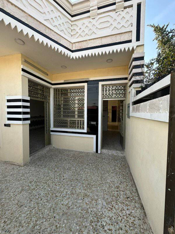 السلام عليكم بيت للبيع مساحة 180 زراعي  بناء درجة اولى كامل يتكون من غرفتين وصالة واستقبال ومطبخ وصيحات خارجية وداخلية 
السعر  اتصال متواجد واتساب  *********** 
 مكان منطقة الإصلاح خلف جامع الرسول لاكرم يبعد عن الجزيرة السياحية 10 دقايق
