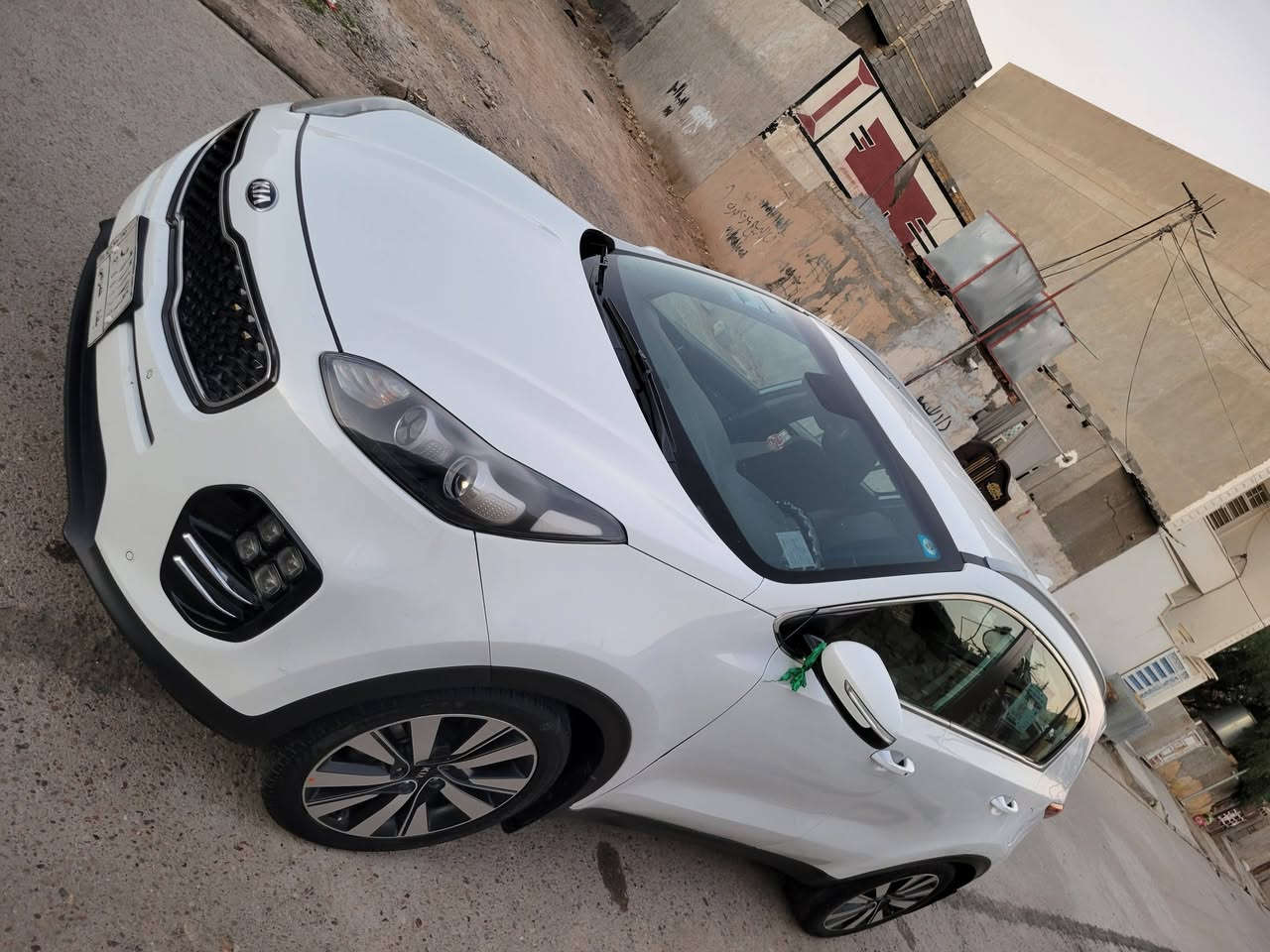 كيا سبورتج 2017 خليجي للبيع 
التفاصيل والمواصفات:
 * الموديل: 2017. 
 *  محرك 2000 دوش
 * اللون: أبيض 
 * الحالة الميكانيكية: المحرك والگير بحالة ممتازة جداً (نظافة واضحة بالصور).
 * المواصفات الداخلية:
   * شاشة وكاميرا خلفية.
   * تحكم ستيرن كامل.
   * بصمة تشغيل وبصمة أبواب.
   * تبريد قطعتين (ثلج).
   * داخل مخمل نظيف جداً مع تغليف كشنات.
 * المواصفات الخارجية:
   * لايتات عدسة مع لدات نهارية.
   * كاشفات رباعية (مواصفات مميزة).
   * حساسات أمامية وخلفية.
   * ويل كب كبير (كروم).
   * إشارات بالمرايا مع طي آلي.
الحالة العامة: السونار مرفق بل صور .
📍 الموقع: بغداد _حسينية المعامل
للاستفسار لاتصال على رقم الهاتف  فقط

📞***********
السعر 💲 176
 وبيها مجال
