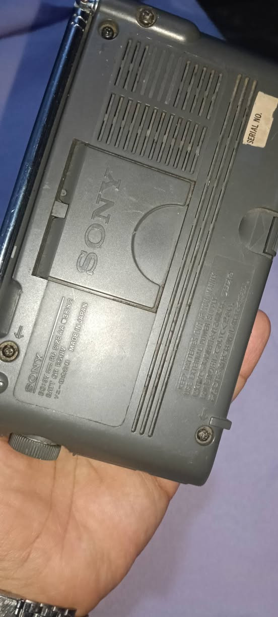 من اروع و اجمل الأجهزة التى قدمتها شركة Sony اليابانية في عالم الراديوهات

راديو جيب  ياباني متعدد الموجات ماركة SONY 
موديل SONY ICF SW11

               (((( صنع في اليابان ))))
حالته ممتازه جدا كأنه جديد زيرووووو 

12بند  متعدد الموجات FM / AM /  LW / SW1---9

صوته جبار و عالي جدا و إشارته ممتازة و قوية جدا جدا 
كل الموجات و الإذاعات يلتقطها بامتياز و جودة صوت روووووعة 

يعمل بكفاءة عالية جداً بالادابتور او الحجارة 

مزود ب اريال تلسكوبي رهيب فى التقاط الإشارة 
و مزود ب مسند خلفي صغير 

له القدرة على استقبال أكثر من 30 ألف محطة إذاعية قصيرة و  دولية فى المناطق الساحلية المفتوحة 
يعمل بكفاءة عالية جداً 

قوي جدا فى السحب و استقبال الإشارة  لكل الموجات الإذاعية المحلية و الدولية 

ضع سعر مناسب للبند  و الله يباركلك فيه 

لجدية الحجز  و تأكيد الشراء يرجي التواصل على الخاص 
بصورة  البند و رقم تليفونك و السعر الذي تراه مناسباً و التسليم في وسط البلد بالقاهرة 
ملحوظة هامة :-
(متوفر شحن لكل المحافظات مقابل دفع قيمة البند مسبقا)


**إذا كنت صاحب هذا الإعلان وتريد حذفه لأي سبب، رجاءا أرسل رسالة إلى الدعم الفني**