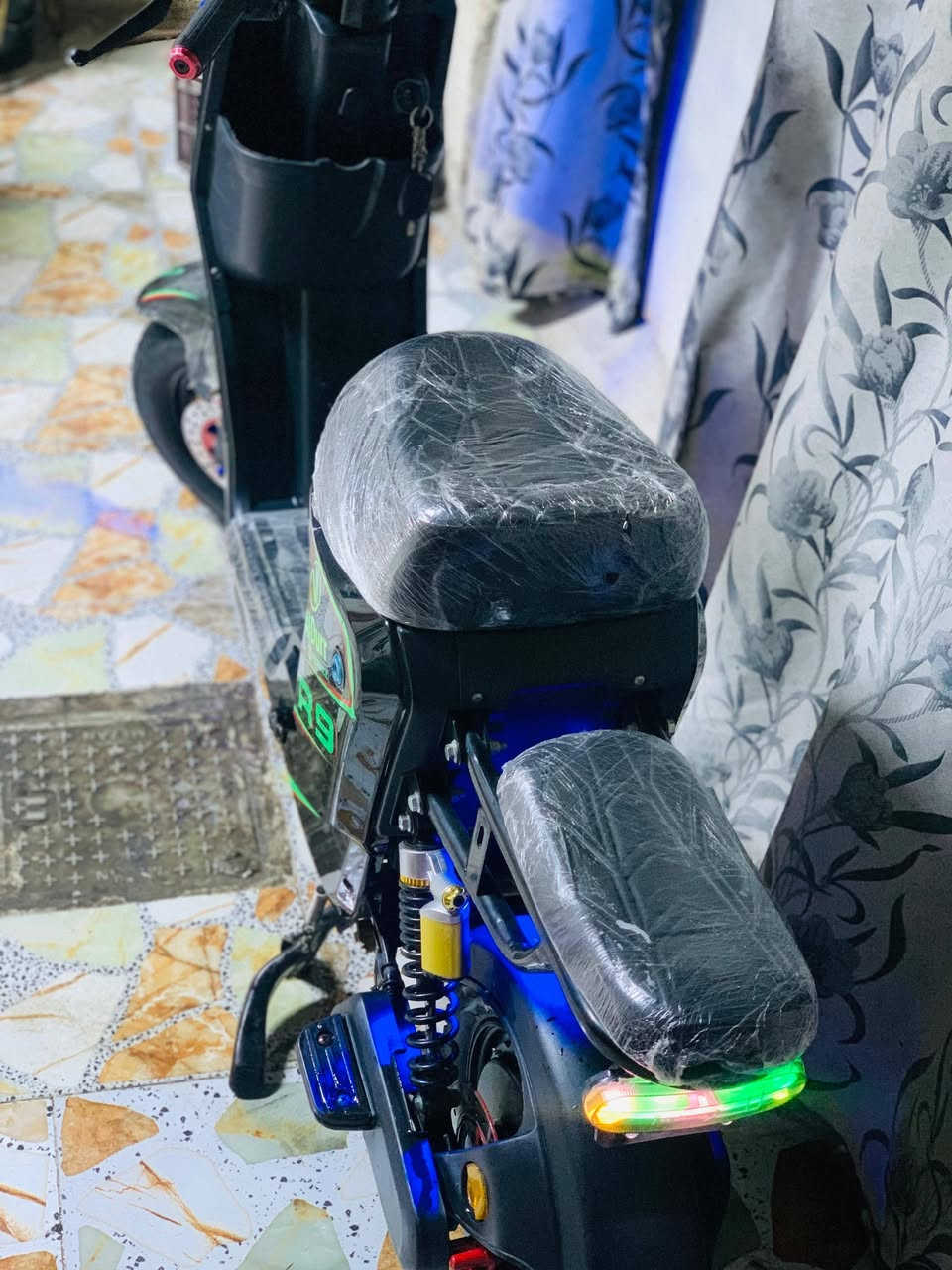 السلام عليكم..!
دراجه شحن R9. 

مديل2025. 

بطاريات بعدن بحاله جداً ممتازه وجيده ماشيه فترت4اشهر من البيت للمدرسه فقط. 

 5بطاريات22امبير. 

كلشي شغال بيه كفاله عامه نضيف امعنه الكلمه.
السعر400وبيه مجال

الموقع. بصره قبله جي الجامعه. 

الاستفسار عبر رقم***********
