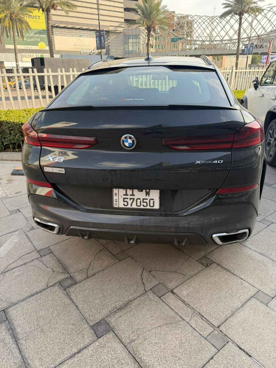BMW X6 40i
سنة الصنع: 2021
المسافة المقطوعة: 32,000 كم قابل للزيادة
المستورد: العروش
السعر: 82  مليون دينار عراقي

المواصفات:
 • المحرك: 3.0 لتر، 6 سلندر تيربو
 • القوة: 335 حصان
 • عزم الدوران: 450 نيوتن متر
 • ناقل الحركة: أوتوماتيك Steptronic بـ 8 سرعات
 • نظام الدفع: دفع رباعي xDrive
 • نظام التعليق: تعليق متكيف مع امتصاص صدمات رياضي
 • العجلات:  قياس  20 
 • الفرامل: أقراص مهواة عالية الأداء
 • الشاشات: شاشة عدادات رقمية + شاشة وسطية و شاشات خلفية اصلية تعمل باللمس بنظام iDrive
 • نظام الصوت: نظام صوت فاخر من BMW
 • المقاعد: جلد فاخر مع تدفئة أمامية وخيارات تهوية 

 • فتحة السقف: بانورامية زجاج نجوم مضيئة 
 • الإضاءة: مصابيح LED أمامية وخلفية
 • المستشعرات والكاميرات: كاميرا رؤية محيطية 360°، مساعد ركن، مراقبة النقطة العمياء
 • أنظمة السلامة: مكابح طوارئ أوتوماتيكية، مثبت سرعة متكيف، مساعد الحفاظ على المسار، وسائد هوائية متعددة
للاستفسار***********

