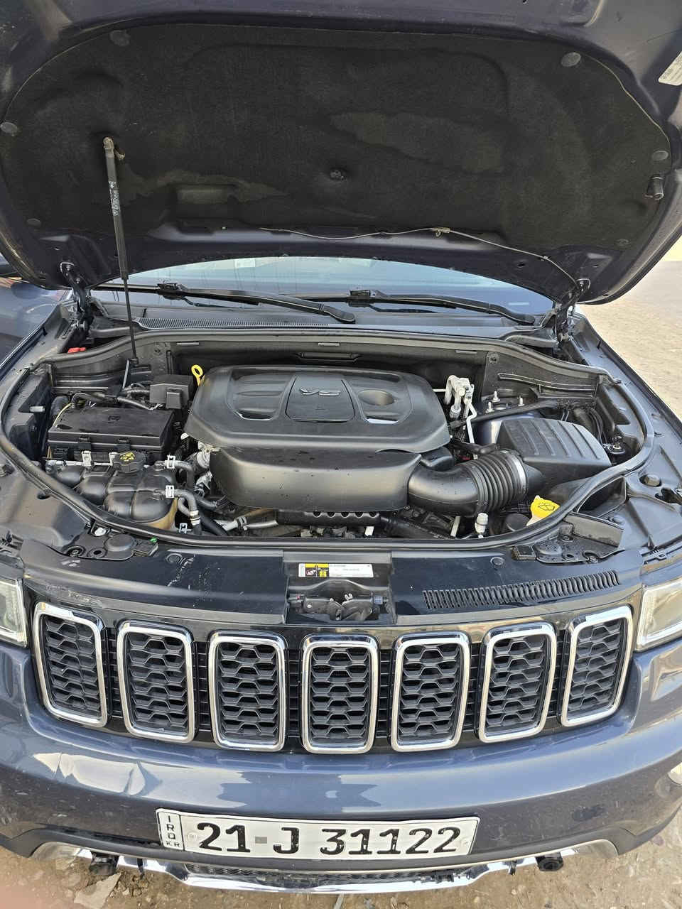 السلام عليكم.   
جيب كراند شيروكي لمتد موديل 2020 وارد امريكي حادث جاملغ عكس السايق شخط بلباب الي بصفة وصارت عندي رصعة يمي بلبنيد كلش صغيرة تخم تاير جديد قبل يومين بدلتة صدر جديد ماشية تقريبا 53000 ميل فتحة سقف رادار جانبي نقطة عمياء شاشة كبيرة داخل جلد بيجي كشنات كهرباء كشن واستيرن تدفئة اربع  مودات قيادة فور ويل محرك 6 سلندر 3600 ويل 20 صندوق كهرباء تحكم ستيرن تبريد قطعتين تبريد منفصل للجهتين كامرة خلفية حساس خلفي لايت زنون  السيارة رقم سليمانية باسمي تحويل مباشر السعر 258 ورقة  موجودة بغداد الاعظمية  للاستفسار ***********.
