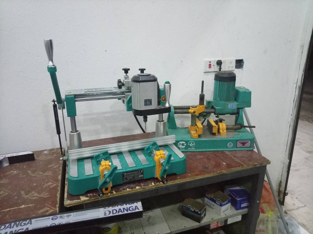 السلام عليكم معمل المنيوم كتر ومفرازات وثاقبة وميز عمل وميوزة المكاين وحمالات المواد وداكور الكتر
مكان بغداد سعر ٣ ملايين *********** واتساب او اتصال
