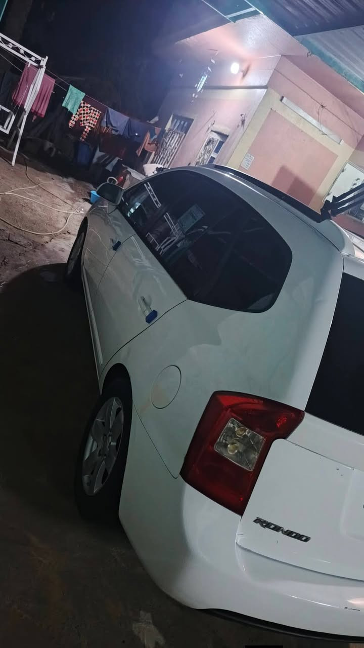 سلام عليكم سياره كيا روندو 2007لون ابيض مكينه سته سلندر 2700 السياره بيه بس دوسات صبغ ولباقي مكفول كفاله عامه تبريد قطعتين ثلج لايتات زنون سياره شادله شاشه  مكينه وكير وحداديه مكفوله تخم تاير جديد السعر 108وبيه مجال حك الجيه مكان السياره كربلاء رقم ***********
