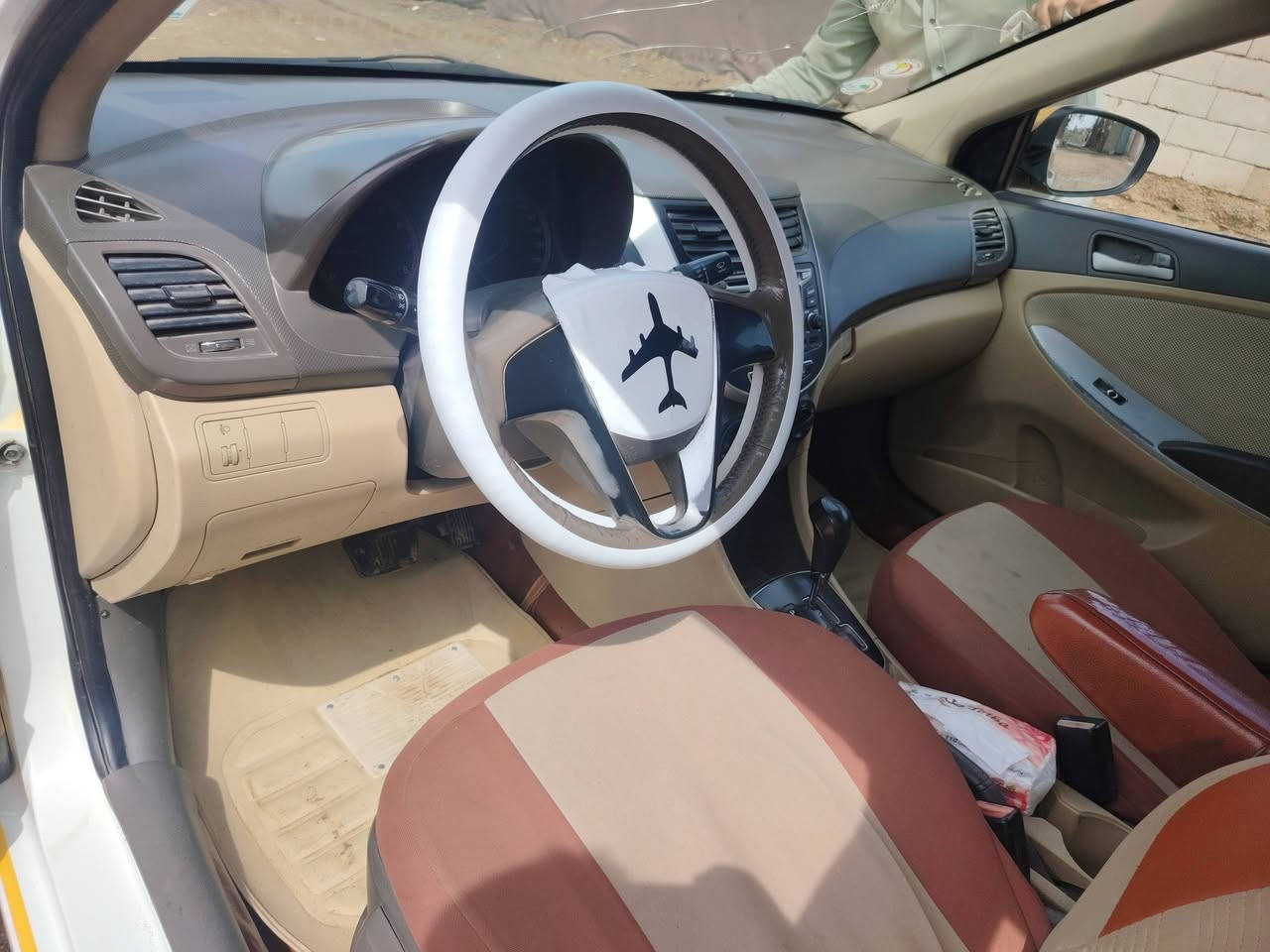 خليجي 
المكان: ديوانية طريق الدغارة
مديل: 2012
محرك:1600
ضررها:طخة بل جاملغ جهة السايق ومصلح نفسه
السعر:78 وبيها مجال
رقم صاحب السيارة
***********
