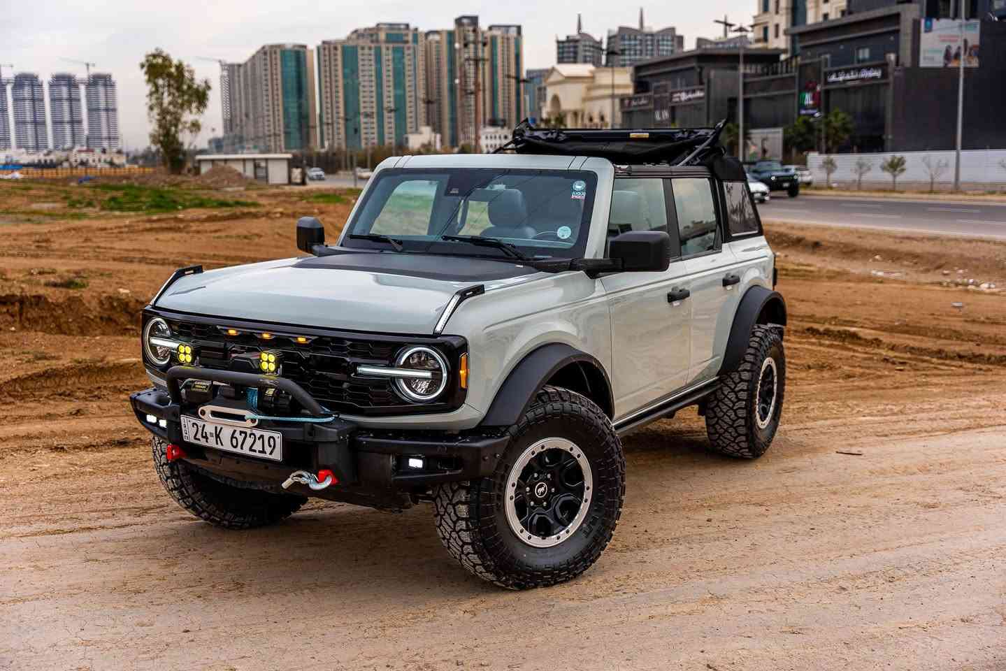 السلام عليكم
فورد برونكو بلاك دايموند 
‏FORD Bronco Black Diamond 
#انسب_سعر
لون سمنتي 
موديل : ٢٠٢٢ 
عليها تعديلات كلش حلوة سيارة جاهزة من كلشي 
الممشى : ٤١٠٠٠ ميل
٤ سلندر ٢٣٠٠ توربو ايكو بوست 
 مواصفات : 

كسلات رابتر امامي + خلفي 
لايتات رابتر امامي + خلفي 
وينج حديد + دعامية فولاذ 
بلاجكتورات لل اوفرود اصفر + ابيض اضافيات  
تايرات جبلية جديدة 
دبل اكسل + قفالة اكسل 
شاشة ذكية لمس + كار بلي + اندرويد اوتو 
كشنات جلد 
شاشة عداد ديجيتال 
كاميرا خلفية 
سقف قابل للازالة 
-
السيارة شرط كل نقص مابيها 
رقم دهوك تحويل ثاني يوم 
-
الضرر : جاملغ + باب سايق صبغ 
ايرباك ستيرن + تكمة سستم 
-
السعر : 26.800$ ومجال جداً بسيط 
-
للاستفسار اكثر واتساب :
***********
