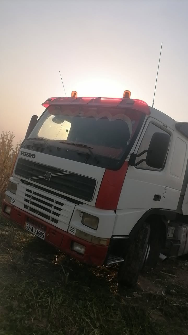 للبيع فالفو FM12 حجم ٤٢٠ موديل ٢٠٠٠ 
كير ٣*٣ سكس ويل مجموعة شفت كير محرك اكسل شاصي صبغ كل بالشرت رقم و سنوية جديد حتا ٢٠٣١ حصة كاز موجود سيارة جاهزة جوة شغل
سعر ٢٥٠ مجال
كورك *********** وتساب
زين ***********
