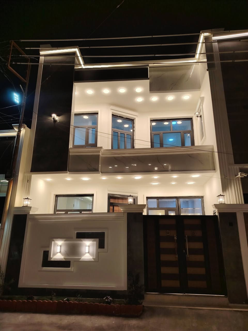 بيت سكني للبيع 
🔹 المساحة: ١٠٠ متر
🔹 الواجهة: ٦ وربع
🔹 النزال: ١٦
يتكون البيت من طابقين ويضم:
• ٣ غرف نوم
• استقبال
• صالة
• مطبخ
• صحيات عدد ٢
• بيتونة
🔹 شغل درجة أولى
🔹 باب قاصة تركي
🔹 شبابيك ألمنيوم
🔹 نظام كاميرات مراقبة
📄 الطابو: زراعي سند ٢٥
📄 تنازل شركة القلعة البيضاء
📄 البيت بأسمي وتحويل مباشر
🚫 بدون دلالية
💰 السعر: ١٣٩ مليون قابل للتفاوض البسيط
📍 العنوان: بغداد – الدورة – البوعيثة – مجمع السلطان الثالث – فرع ١١ شارع مفتوح وموقع البيت جداً مرتب
📞 للاستفسار: ***********
📱 يوجد واتساب
