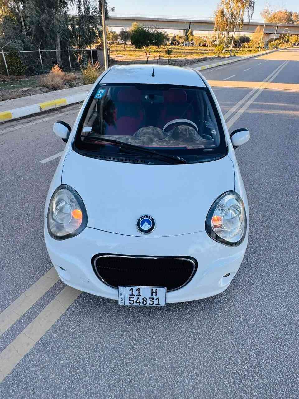 السلام عليكم

باندا 
موديل 2013
رقم بغداد أنكليزي 
گير اوتو 
بيها جاملغين صبغ وباب للجمالية فقط بدون حادث
جاهزة من كلشي
مكينة 
گير 
حدادية
تخم تاير 
تبريد 
شاشة 
كامرة
مكاني بابل مسيب
***********
