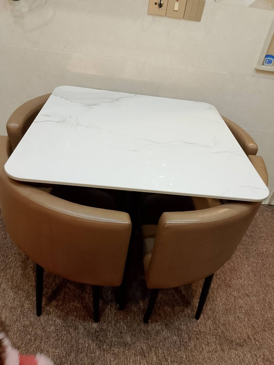 ميز طعام للبيع نظيف مابي اي شي الاتصال عل رقم ***********
