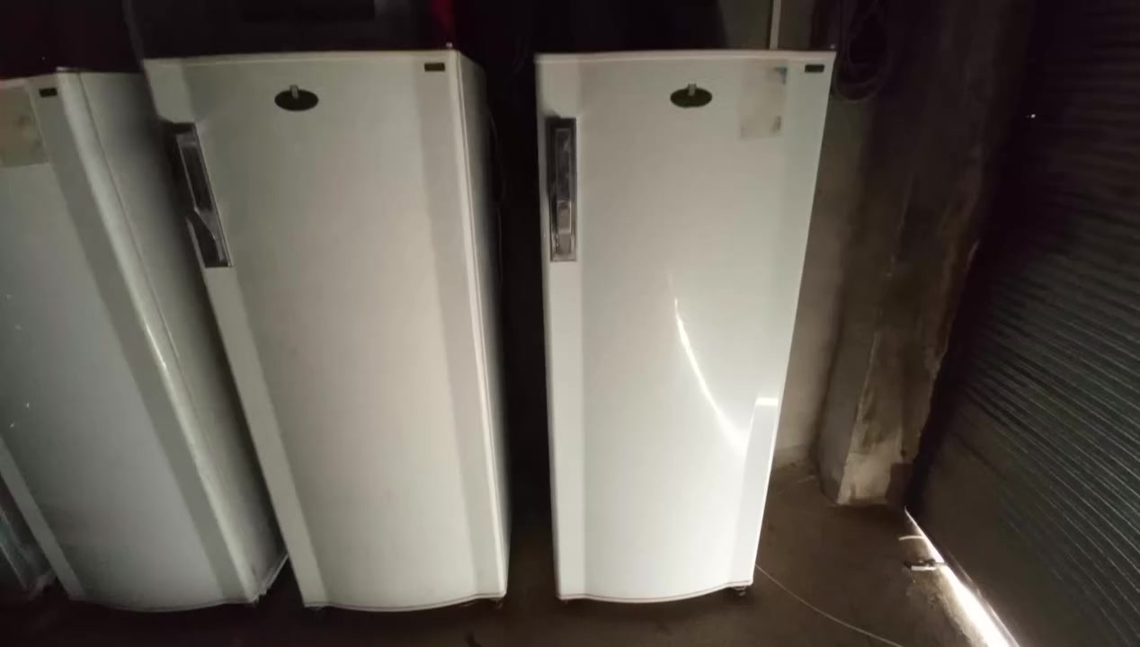 توجد لدينا ثلاجات للبيع ***********
