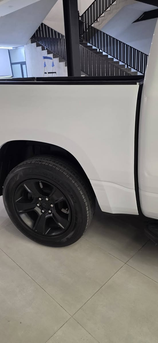 موديل 2022
شكل جديد 
كلين 
ماشية 110الف 
رادار امامي خلفي 
حساس امامي خلفي 
شاشة تسلا 
كشن جلد ومخمل 
داخل اسود 
محرك هيمي 5700
كير محرك اكسن شرط 
كشنات حار 
استيرن حار 
كشن كهرباء 
طخم تاير جديد 
اسيارة مابيها برغي مصرف 
35.500 وبيها مجال 
***********
***********
