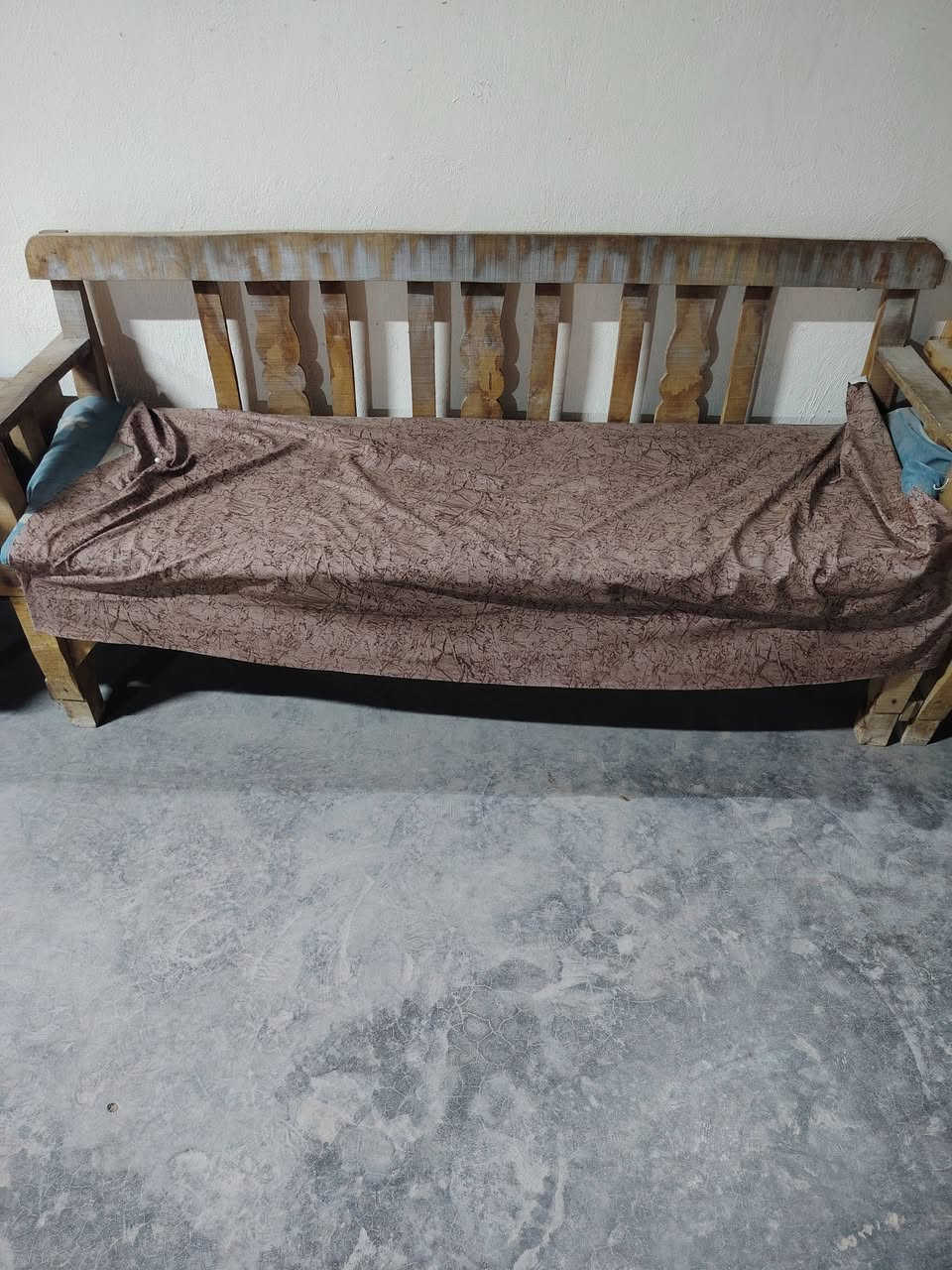 سلام عليكم عندى قنفال للبيع  خشب قويات مكان بلكوفه  هاتف ***********
