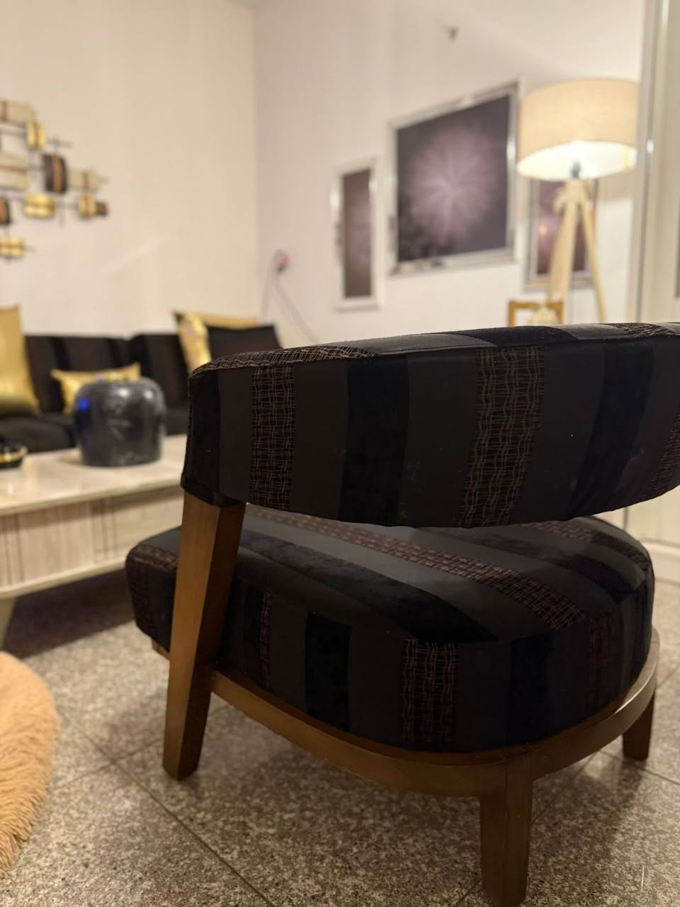 كورنر مع كرسي تركي سرير اي ظرر مابي تكمه وثكيل بشكل هيكله كله خشب زان حتى الأرجل خشب مو بلاستك سفنجه سوفت لونه جوزي واسود مكان بغداد الشراي يتفظل خاص


**إذا كنت صاحب هذا الإعلان وتريد حذفه لأي سبب، رجاءا أرسل رسالة إلى الدعم الفني**