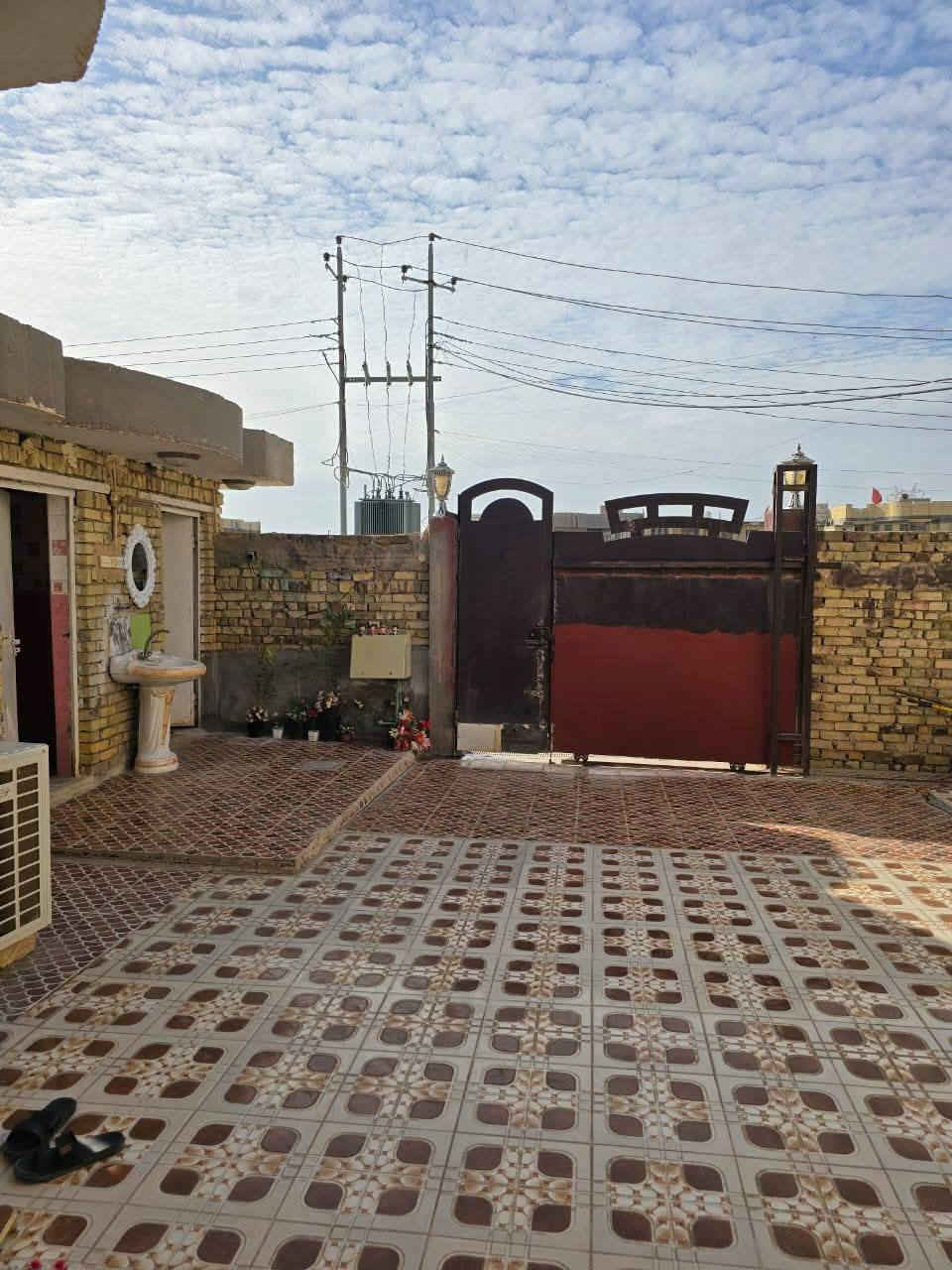 البيت للبيع مساحته 250
بيت متكون من غرف 2(6*4)
صاله(5*8)  استقبال(7*4)مطبخ(5*4)
 منور+ حمام داخلي + حمام خارجي 
موقع البيت //شارع أربعين قرب مكتب عادل حاشوش
السعر خاص 
الاستفسار الاتصال على هذا الرقم ***********
