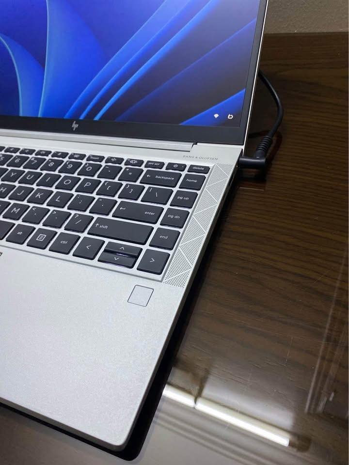 لابتوب HP أبيض بمواصفات قوية (جيل 12) - أداء سريع جداً
الموديل: HP Laptop 15s-fq5xxx
المواصفات الفنية:
• المعالج: Intel Core i5-1235U (جيل ثاني عشر حديث) يحتوي على 10 أنوية لضمان سرعة خرافية في الشغل.
• الرام: 8 GB DDR4.
• الهارد: 512 GB من نوع SSD (إقلاع النظام خلال ثواني).
• الشاشة: 15.6 بوصة بدقة Full HD واضحة جداً.
• النظام: ويندوز 11 برو (Windows 11 Pro) أصلي.
حالة الجهاز بكل أمانة:  الأداء: الجهاز شغال 100% ولا يوجد فيه أي عيب داخلي، سريع جداً في التصفح، الدراسة، والبرامج الهندسية أو المكتبية.   النظافة: نظيف جداً من الداخل والبطارية بحالة جيدة.
السعر350
عنواني بصره يوجد توصيل 🚚


**إذا كنت صاحب هذا الإعلان وتريد حذفه لأي سبب، رجاءا أرسل رسالة إلى الدعم الفني**