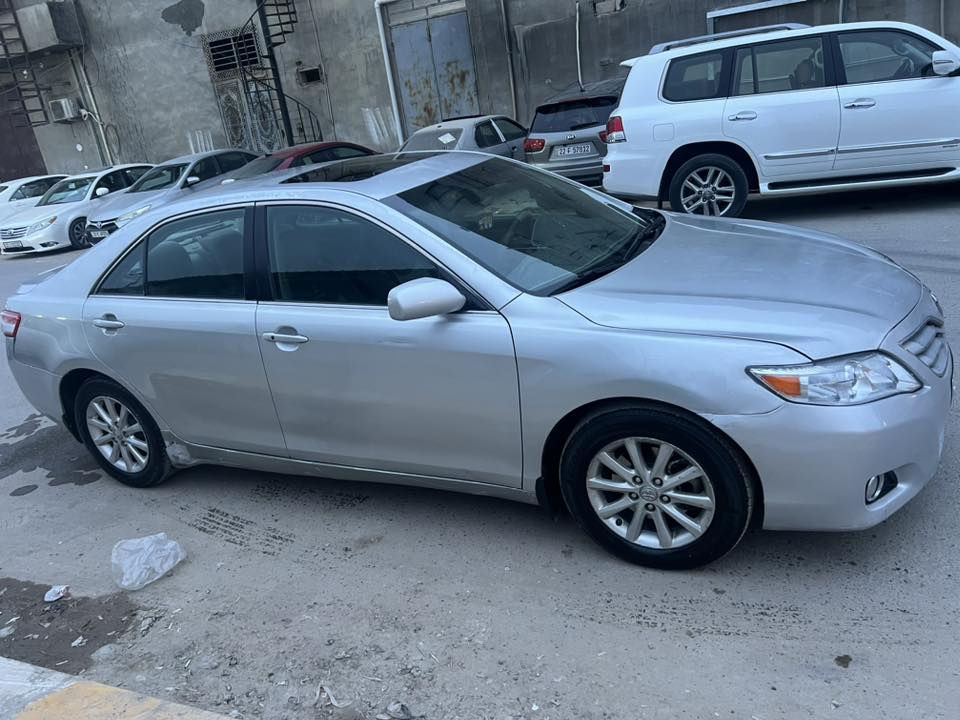 سلام عليكم
للبيع كامري خليجي 2011 سته سلندر 
صبغ جاملغ و بنيد 
سعر 120 
***********
