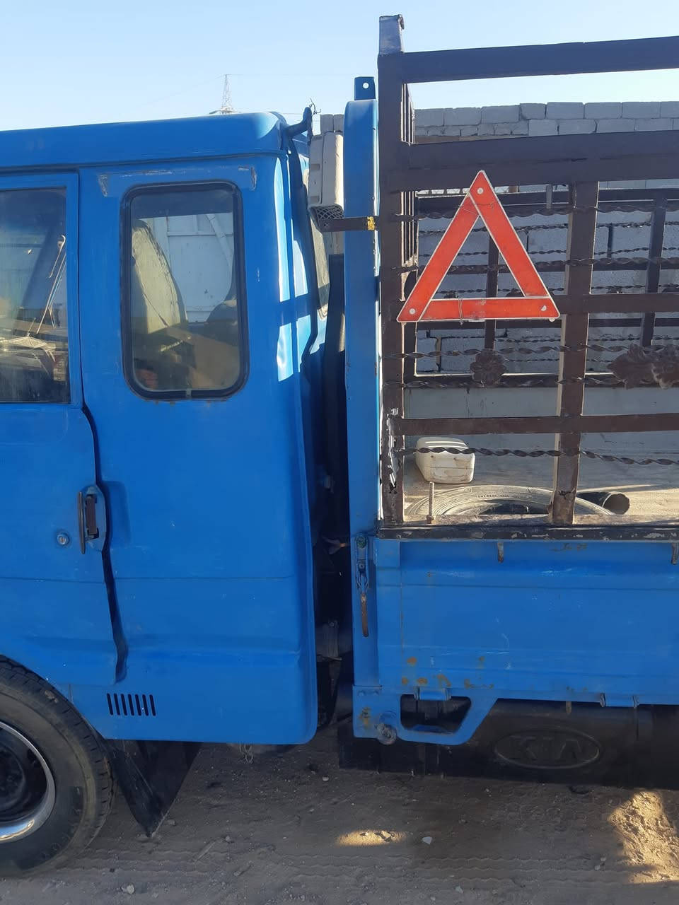 سلام عليكم سياره للبيع كيه بنكو موديل 95 لون ازرق رقم نكليزي بسمي سنويه ل 28 كير ومكينه شرط تخم تاير جديد حداديه جديده شاصي مكفول رقم الشاصي واضح السعر 48 وبيها مجال حق الجيه  مكان السياره نجف طريق كربلاء نجف رقم العمود  333  
رقم صاحب السياره  اتصال فقط مكلف بنشر ***********
