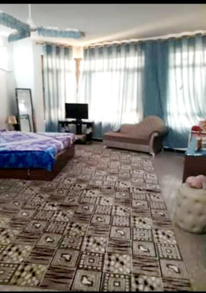 دار في حي الاعلام تقاطع درويش المساحة ٢٠٠م الواجهة ١٠ النزال ٢٠ 
واجهة البيت حجر الارضيه مرمر 
بناء سنة ٢٠١٦ يحتوي ع ٤ غرف نوم ٢ منهن سويت كراج خارجي وحديقه 
طابقين للتواصل مع صاحب البيت *********** ابو احمد السعر 375
