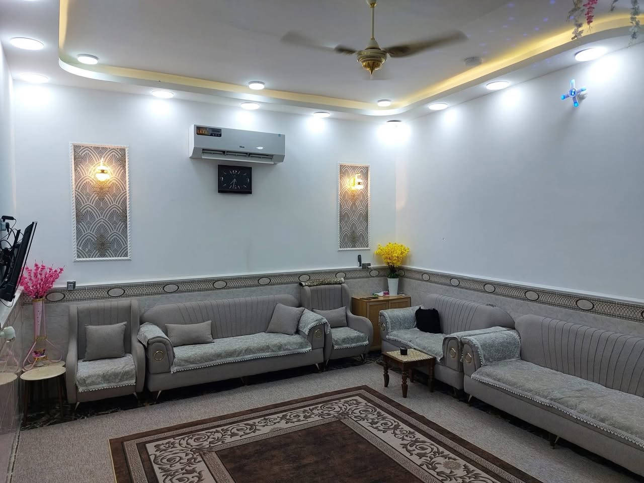 السلام عليكم بيت للبيع مساحه 250م العنوان كربلاء خلف السايلو خلف نهر الهنيديه قرب مجمع جنة السلام قرب الحولي ال100 البيت طابقين يحتوي على  4 غرف واستقبال ومطبخ وصاله وطارمه وحديقه خدمات كامله طابو زراعي سند 25 اقرار محكمة اي استفسار 
***********
***********
