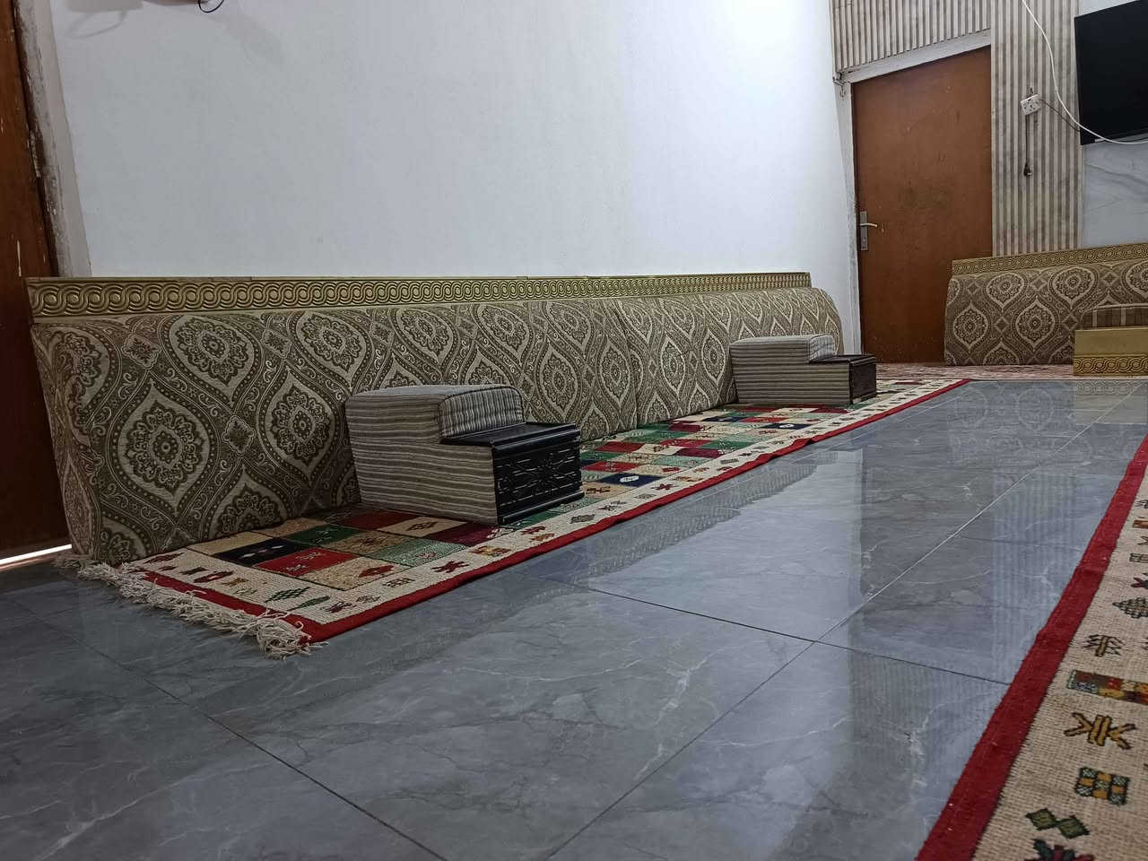 للبيع جلسات عربيه شرقيه كويتي اصلي العنوان كرمة علي الناحيه 
*********** البصرة, العراق
