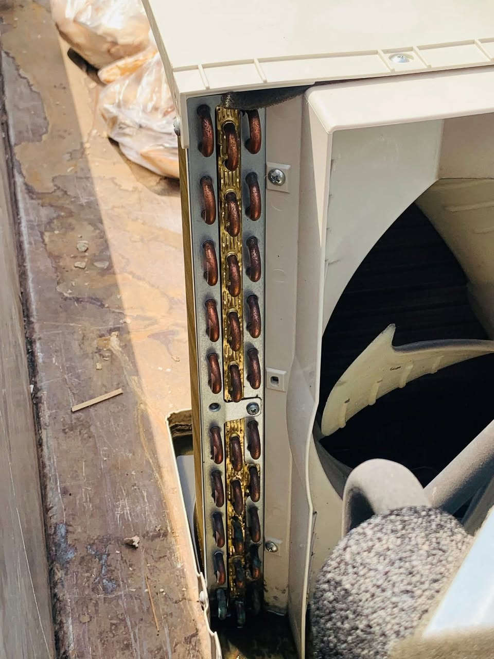 السلام عليكم مكيف 2 طن نوعيته كري الحديث استخدام قليل جداً نظافه 95٪ غازه 410 لاديتر  ثلاث سراوات من الخلف بل حقيقه احله من الصوره سعرع 250وبي مجال بسيط العنوان بغداد 
للاتصال ***********
