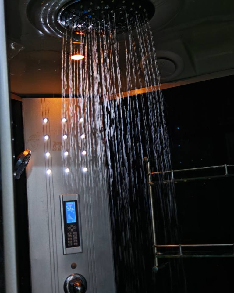 حمام زجاجي (متر×متر ) 
يحتوي على جاكوزي + ساونا + انارة لد اماميه وانارة سقفيه +همفرغة هواء + سماعة راديو 
تجي تفحص ويعجبك تفصخه وتدلل 
العنوان نجف حي السلام 
السعر 600 بيه مجال قليل
راسلني ابعثلك فيديو توضيحي عن شغله 
*********** النجف, العراق
