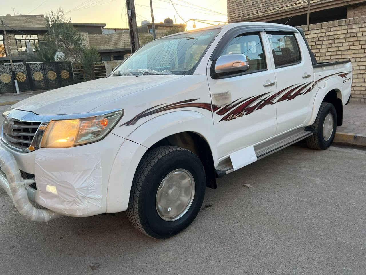 هايلوكس موديل 2014 من نوادر مخزنه سياره جديده خلاص اصل سعودي فول مكفوله كفاله عامه من ضربه وصبغ وتبديل وشخوط وبارد شرط السونار
كويتي  اصلي فول مواصفات 
ماشيه 78 الف حقيقي سبير منازل 
كير اوتوماتيك
داخل لونين ماروني
كشافات ضبابيه
فورويل دفع رباعي 4X4
تخم تاير شركة محرك كير ما مفتوح صدر بوضع الشركة 
كامله للاخير 
مابيها اي نقص حتى سيرفس كامل مدخليها 
رقم بصره دولي بأسمي 
سنويه جديده 
السعر 239 ورقه امريكي سعره مناسب جداً
مكان السيارة بغداد 
للاستفسار اتصل ***********
واسف على الاطاله
