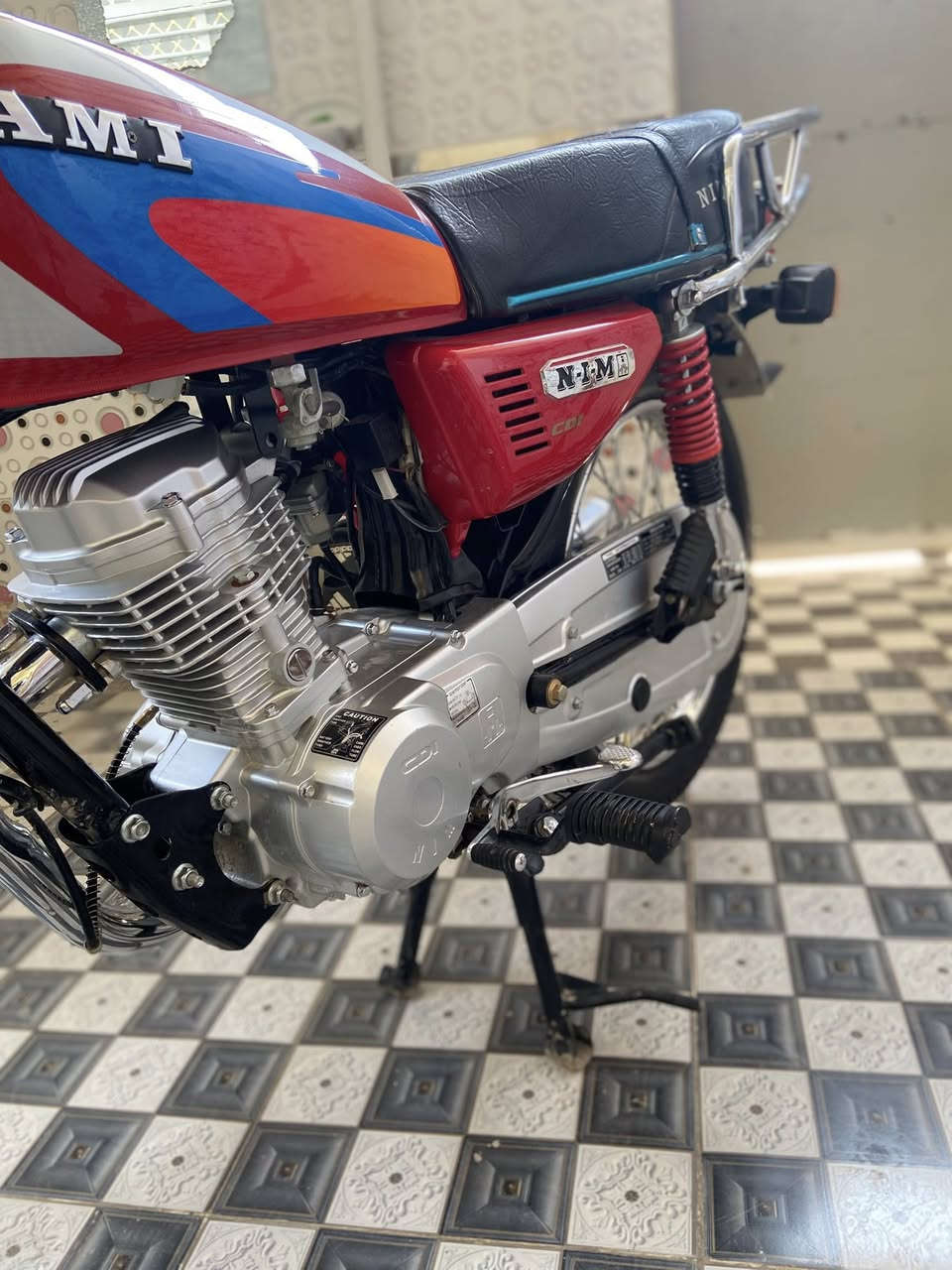 سلام عليكم  دراجه البيع  متياز مديل 25 اوراق اصولي  دراجه برغي بيها مافتوح كله شغالً دراجه خير من الله ولون مميزز مكان الدراجه بابل مسيب حي العسكري السعر 700 وبيها مجالً الشراي ودلللًً  ***********.
