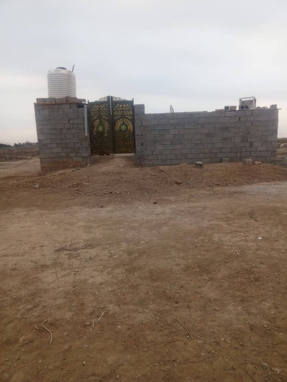 متاح بيت للبيع منطقه السعيدات مساحه 240 غرفتين كاملات سندويج صاله جاهزة بدون سكف بوب شبابيك كامله مي كهرباء واصله بتلو طابوك بناء بلوك گلب ***********
