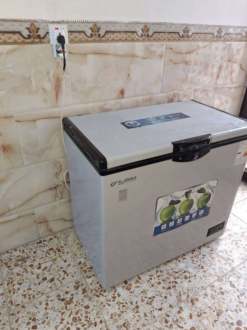 السلام عليكم مجمدة ١٢ قدم تجميد فول واطي ضمان سعر ١٥٠. كنتور صاج عراقي  طول ٢،٥٠ عرض ١٨٠ سعر ١٥٠ عنوان الشعب ***********
