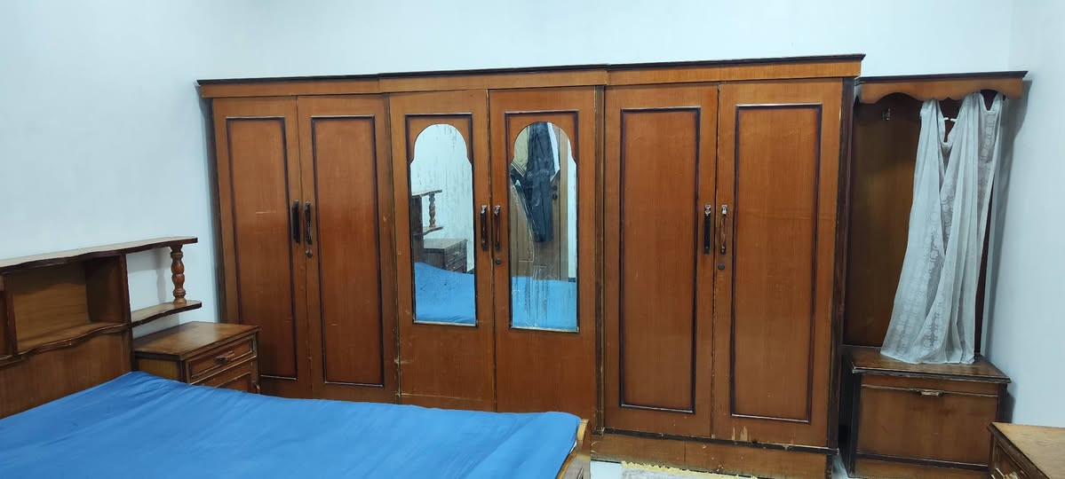 غرفة خشب للبيع السعر 300 وبيها مجال بسيط 
العنوان نجف شارع المجمعات 
((( للتواصل واتساب او اتصال *********** )))
