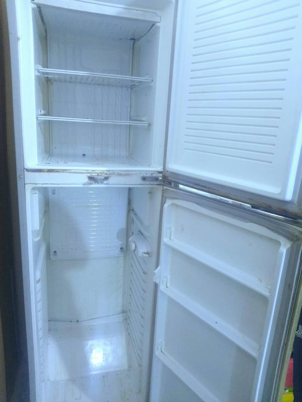 ثلاجه شغاله للبيع سعرة 70
***********
