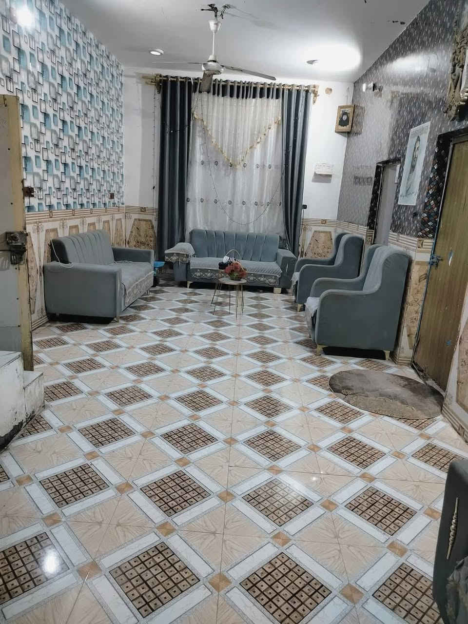 السلام عليكم بيت للبيع المساحه 200متر استقبال وصاله وغرفتين ومطبخ وطارمة وصحيات خارجيه المكان حي الفلاح قرب حسينية الهواشم الرقم***********مكلف بنشر
