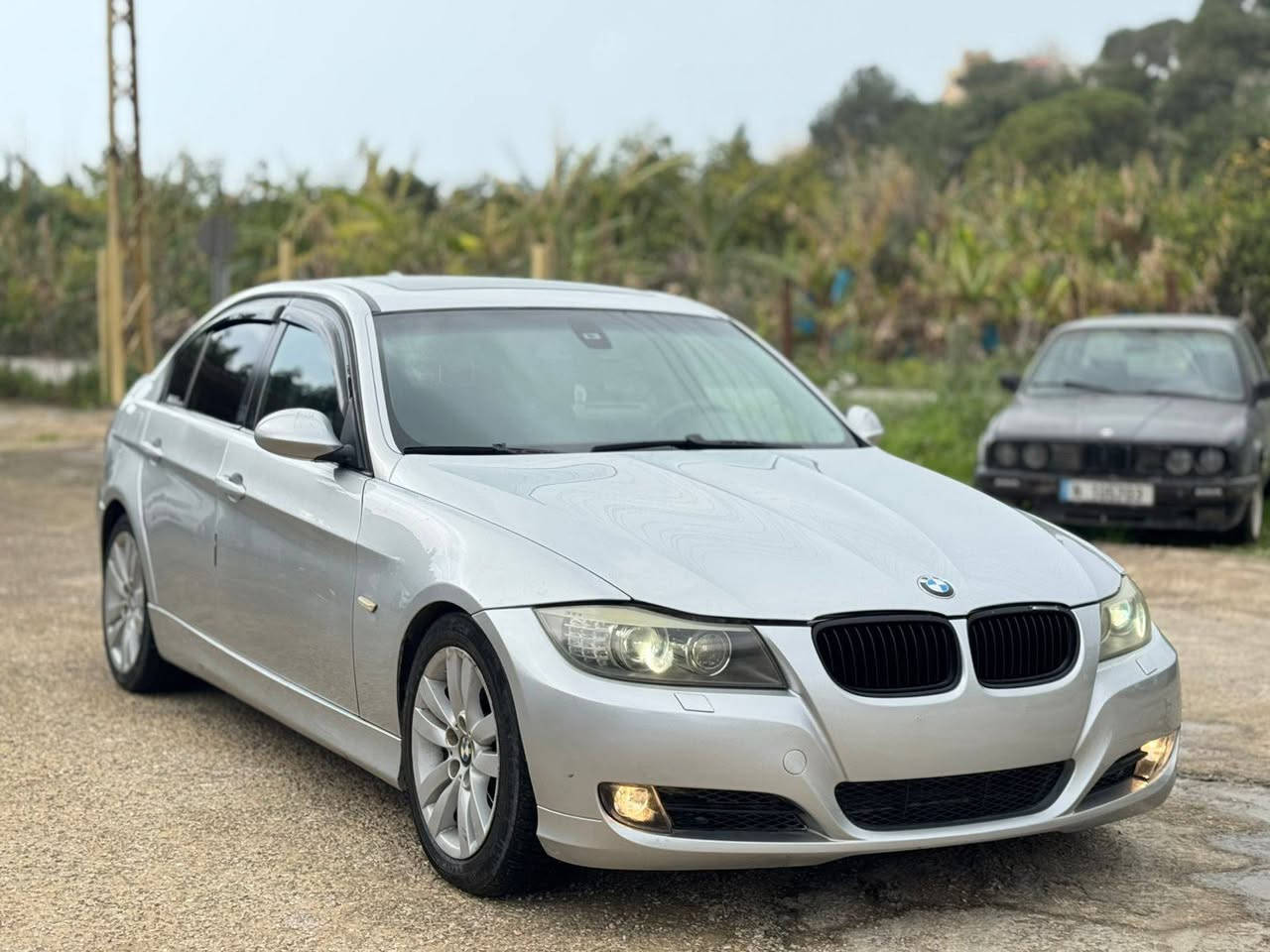 ما شاء الله، الـ E90 325i سيارة لها هيبتها، وخصوصاً بمحرك الـ 6 سلندر المعروف بنفسته الرياضية. واضح من المواصفات إنها "لقطة" للي بيدور على نظافة ومظهر الـ 2010 (LCI).
إليك ملخص سريع لإعلانك بشكل مرتب ليجذب الزبون "الرّازي":
​🚗 للبيع: BMW 325i (E90) - نظافة تامة
​الموديل: 2006 (محدثة بالكامل لوك 2010)
​المحرك: 325i (قوة وأداء)
​المسافة المقطوعة: 174,000 كم
​البيئة: موجودة (Bi2a) - نقطة أساسية للفحص.
​✨ المميزات والإضافات
​المظهر الخارجي: لوك M-Sport مع تحديث موديل 2010.
​الداخلية: فرش جلد أسود (Sawda) بحالة ممتازة.
​التقنيات: شاشة، كاميرا خلفية (خفية)، وحساسات أمامية وخلفية.
​الصيانة: 4 دواليب جديدة، سيارة "بيت" (شغل قنية).
​💰 السعر والتواصل
​السعر: 4,500$ (كاش أو دكيشي)
​الموقع: الجنوب - صور
​للتواصل: 81989452
​ملاحظة


**إذا كنت صاحب هذا الإعلان وتريد حذفه لأي سبب، رجاءا أرسل رسالة إلى الدعم الفني**