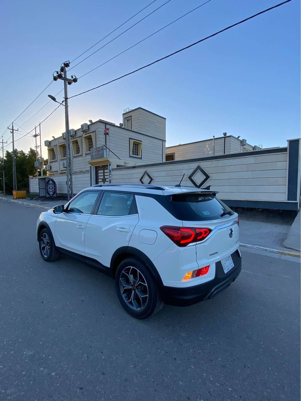 السلام عليكم .. سانك يونك كوراندو 2022 استلام شركة .. ( المنشأ كوري أصل )  ..
المحرك 1500 تيربو فول مواصفات 
فتحة سقف كهرباء 
تحكم ستيرن كامل 
شاشة بلوتوث 
كاميرا خلفية 
حساسات 180 درجة امامي خلفي جانبي 
3 وضعيات قيادة  و sport Normal و winter 
مري كهربائيه 
بصمه ترحيب ذكي 
عدسات زنون 
كشافات ضبابيه وبعد بيها هواي مواصفات 
السعر 155$ وبيها مجال 
العنوان البصره  
واتساب ***********
اتصال *********** البصرة, العراق
