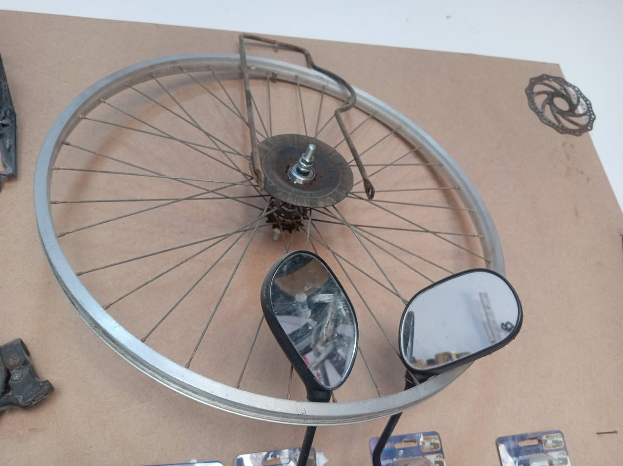 لشه باسكل حجم 26 ياباني او ايضن موجود ويل خلفي او امامي وجميع التايرات وجميع الچوابه اليحب خاص او يتصل *********** بيه واتساب حله ابو غرك شارع المحطه حي الحسين
