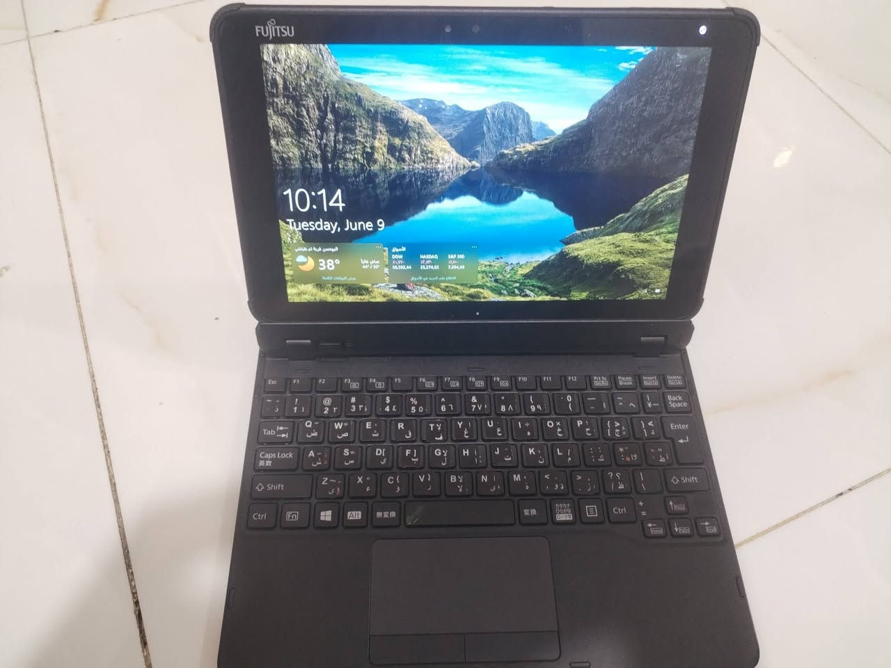 السلام عليكم.. متوفر تابلت (Fujitsu ARROWS Tab Q5010) ياباني أصلي بحالة ممتازة ونظيف جداً. الجهاز ممتاز للدراسة، التصفح، اليوتيوب، والأعمال المكتبية الخفيفة.
​المواصفات الكاملة:
​الشاشة: 10.1 بوصة بدقة عالية (WUXGA).
​المعالج: إنتل (Intel) اقتصادي وموفر للطاقة.
​الذاكرة العشوائية (RAM): 4 جيجابايت.
​التخزين: 64 جيجابايت (ويدعم إضافة ميموري خارجي MicroSD).
​النظام: ويندوز 10 الأصلي (Windows 10).
​المميزات: يحتوي على كاميرا خلفية وأمامية، يدعم الواي فاي والبلوتوث، ومنفذ Type-C.
​ صنع في اليابان  ولمس هوه لابتوب وهوه ايباد سعره 80 الف قفله توصيل اكو ***********
