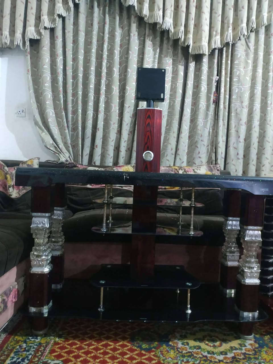ميز شاشه نضيف اخو جديد للبيع عنوان حله شارع الحسينيه رقم الهاتف ***********
