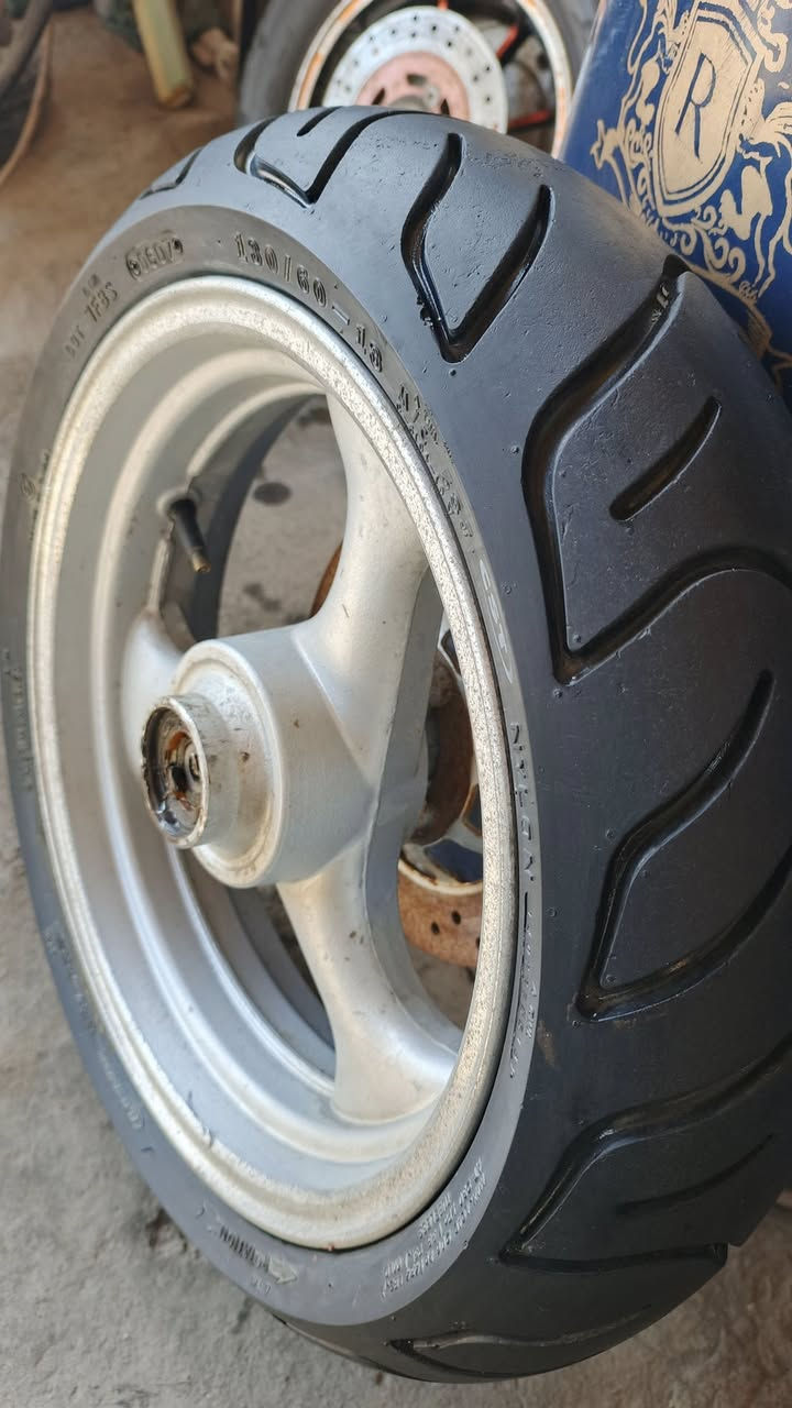 السلام عليكم 
تاير دراجة للبيع بالة اصلي حجم 13-60-130 رياضي 
شرط النضافة والجدة. 
الاتصال *********** 
يوجد توصيل جميع المحافظات.
